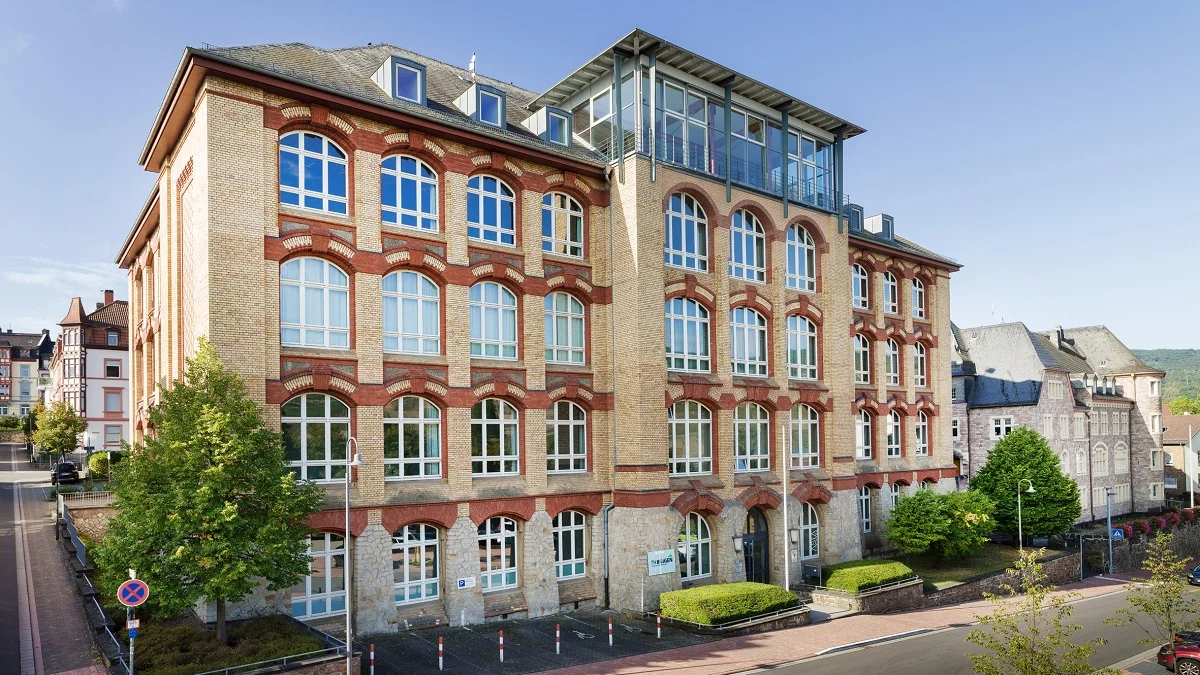 Frontalansicht des HHT-Gebäudes der TH Bingen.