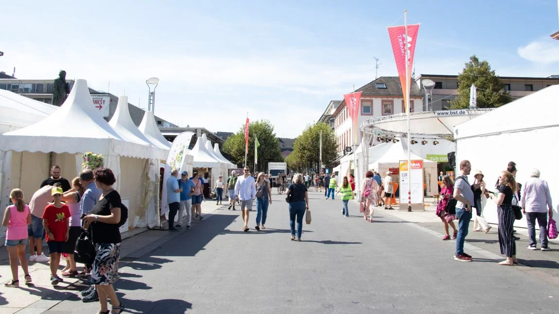 Straße in Mainz mit weißen Zelten links und rechts