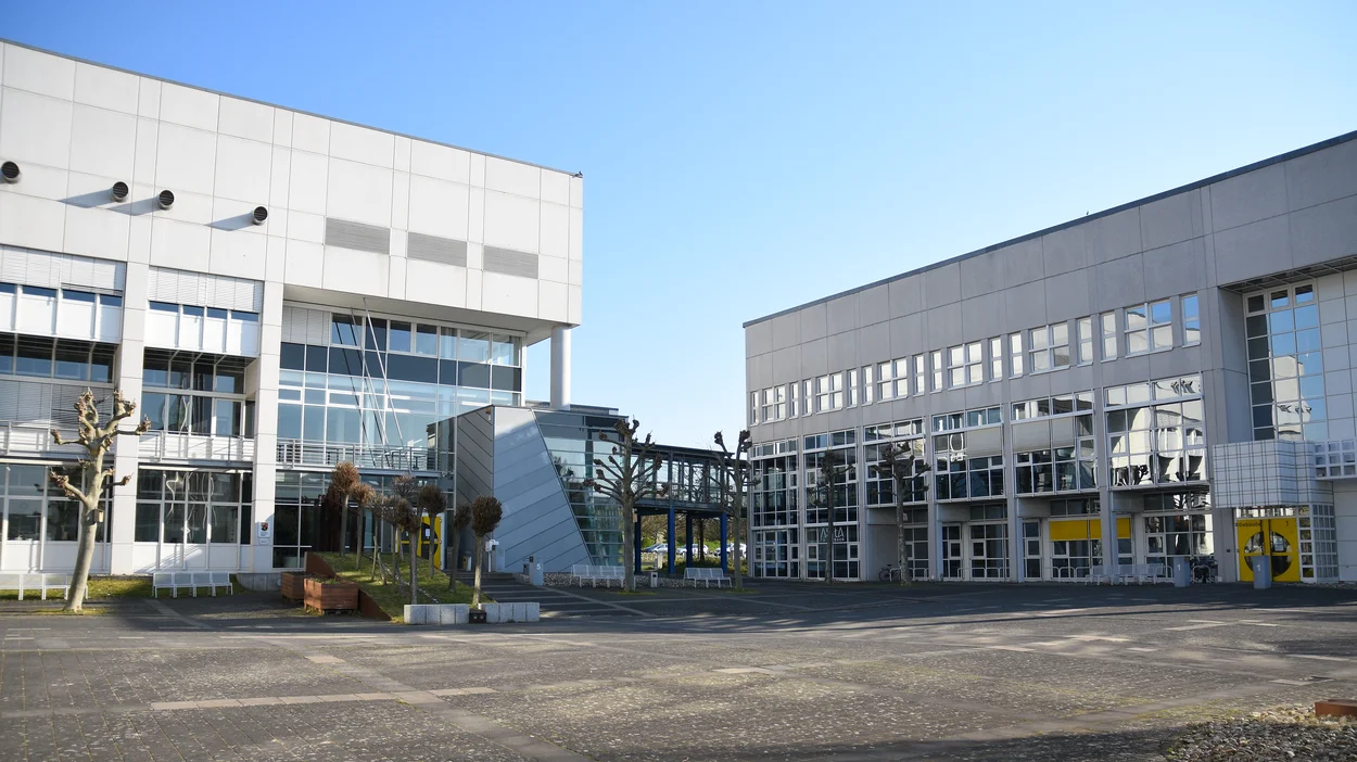 Das Bild zeigt den Innenhof des Campus der Technischen Hochschule Bingen.