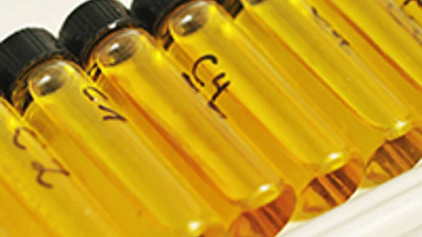 Gelbfarbene Röhrchen mit Substanzen