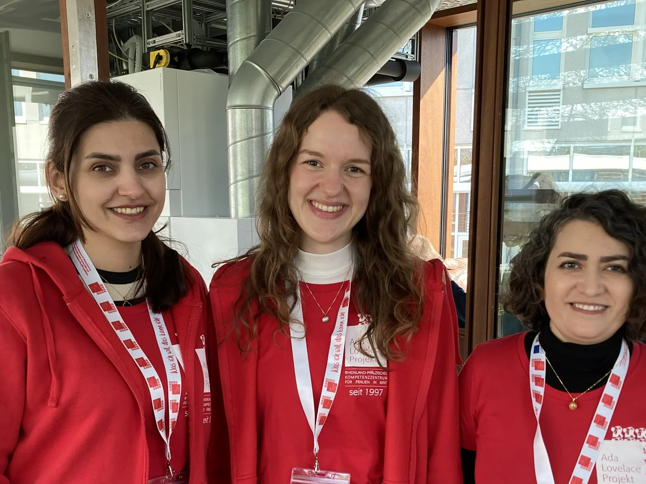 Unsere drei MINT-Studentinnen als Ada-Lovelace-Mentorin im Jahr 2025