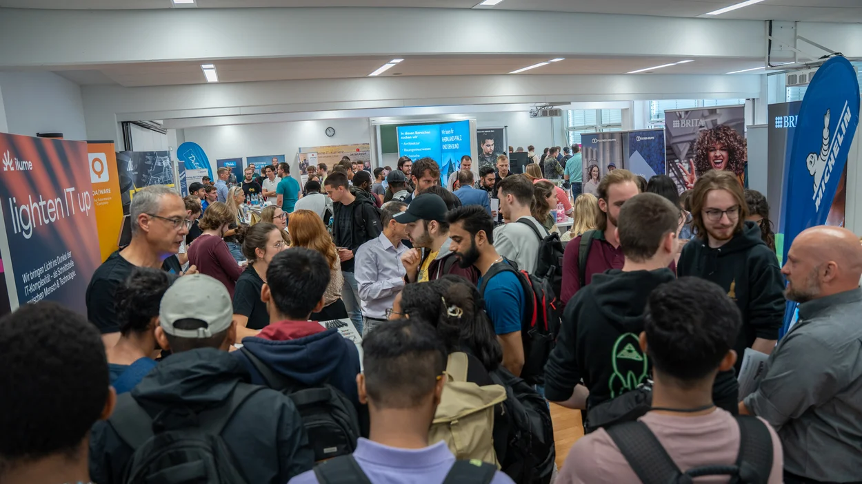 Studierende drängen sich an den Unternehmensständen