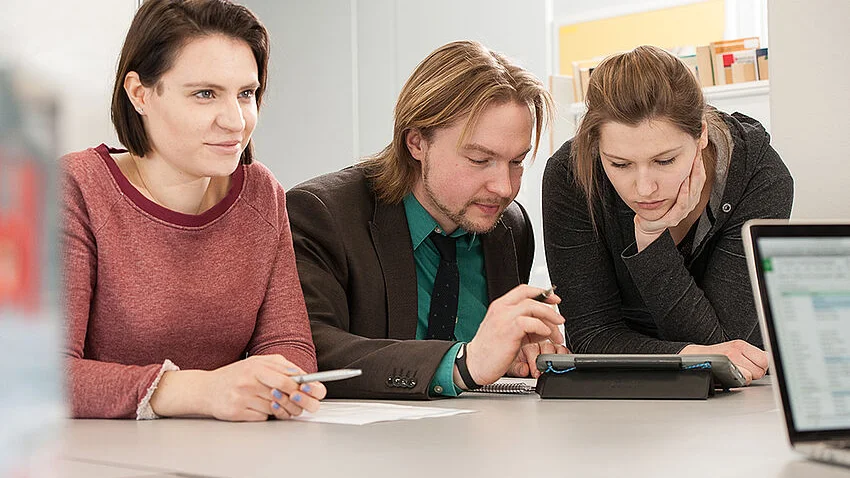 3 Studierende am Tablet