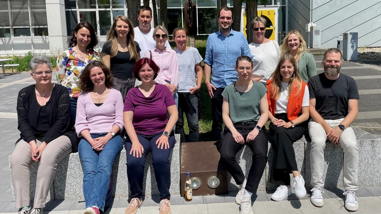 Die Teilnehmenden des Netzwerktreffens posieren für das Foto vor dem TH-Gebäude