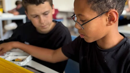 Zwei Jungen bauen mit Lego