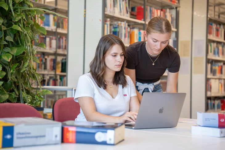 Studentinnen in der Bücherei