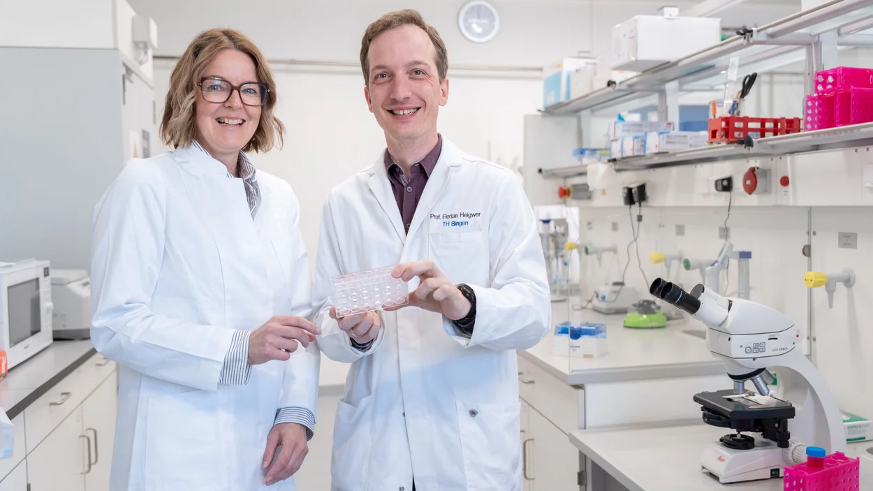 Prof. Dr. Kerstin Troidl und Prof. Dr. Florian Heigwer im Labor