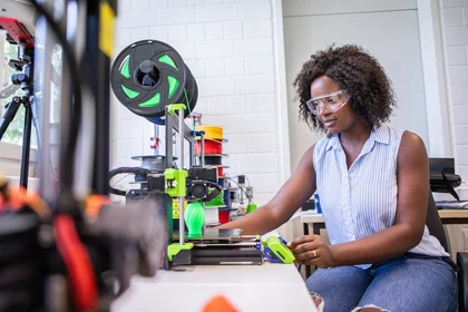 Eine Studierende arbeitet mit einem 3D-Drucker