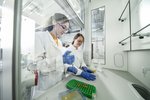 Zwei Studentinnen im Labor mit Kittel, Schutzbrille und blauen Handschuhen