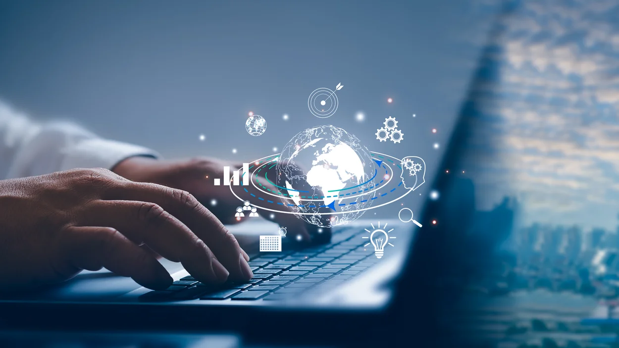 Geschäftsmann analysiert wachsende virtuelle Hologrammdaten. Konzepte aus den Bereichen Technologie, Finanzen, Wirtschaft und Investitionen. Aktienmarkt und digitale Fonds. Geschäftsvermögen, das Charts und Handelsdaten analysiert. 