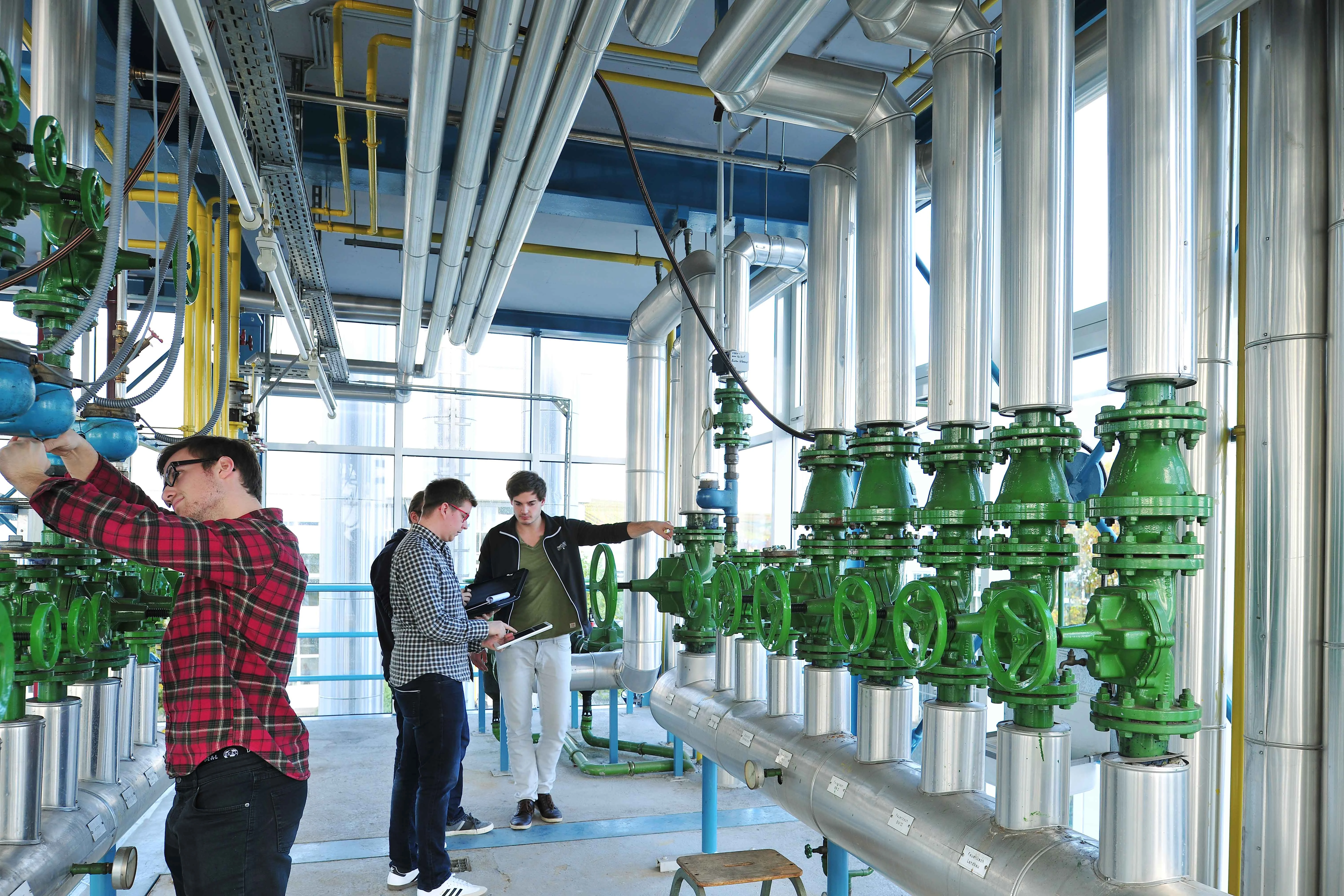 Studierende arbeiten in der Heizzentrale TH Bingen