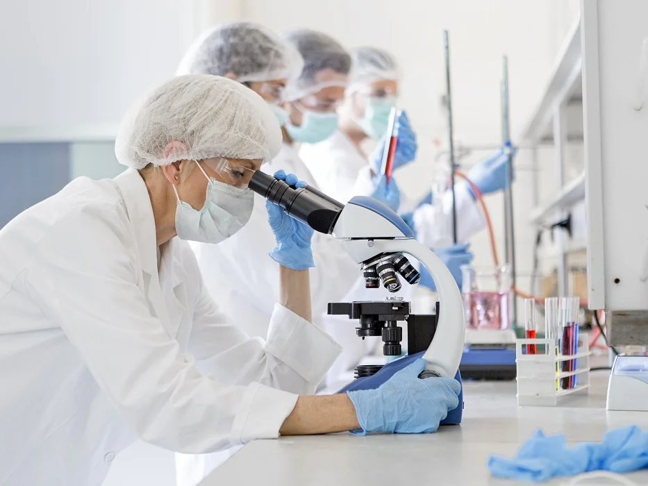 Blick durch Mikroskop im Labor