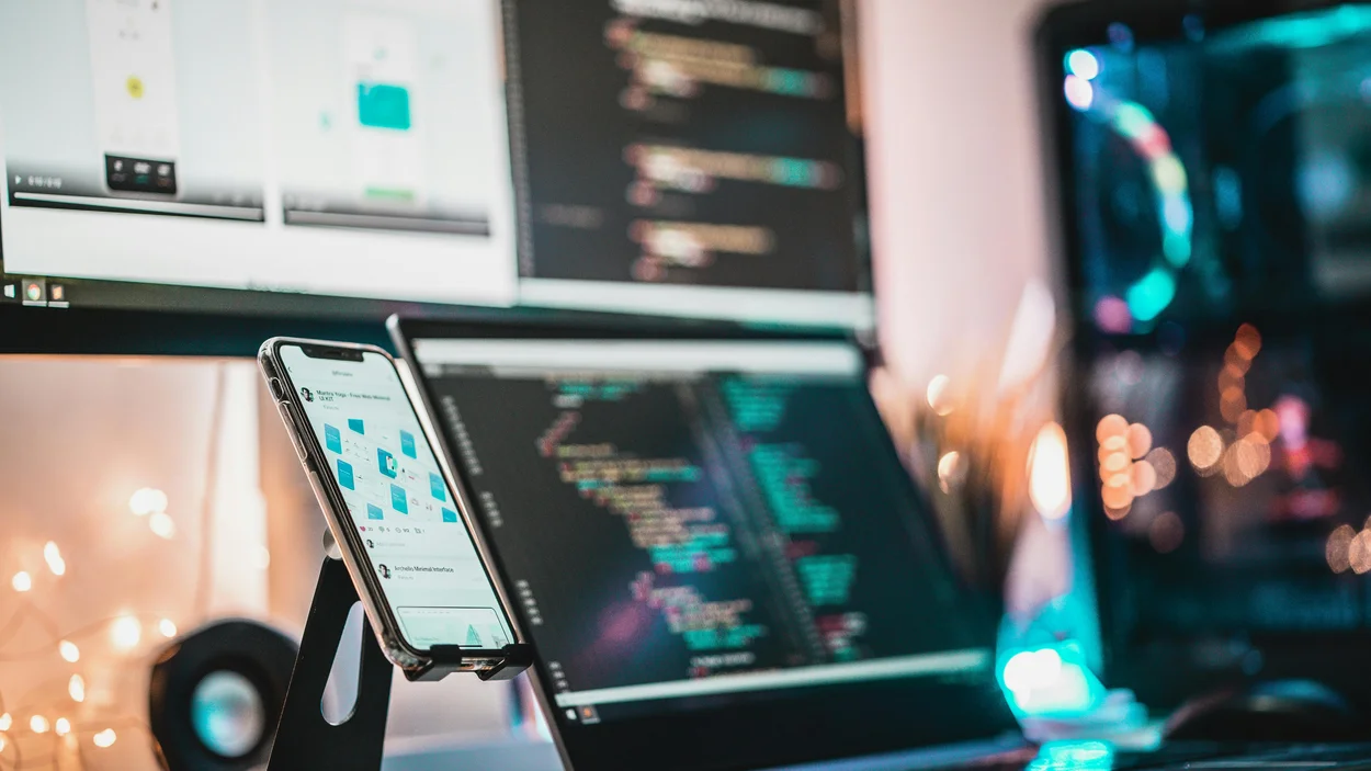 Ein Arbeitsplatz mit Desktop-PC, Laptop und Smartphone