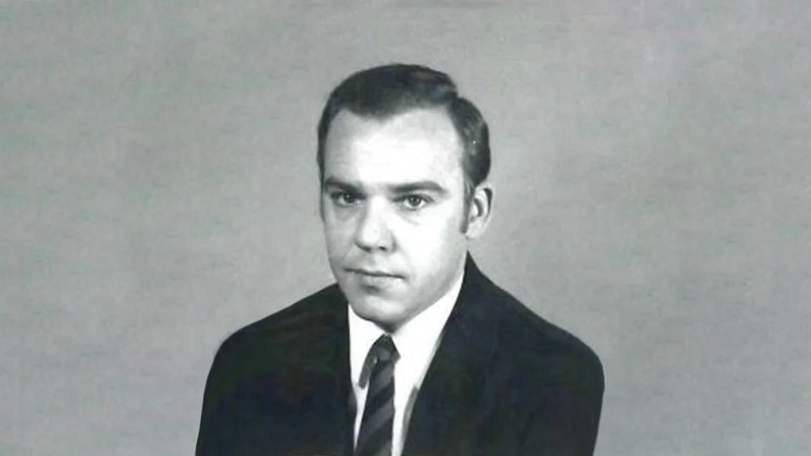 Ausgegrautes älteres Passbild von Professor Müller