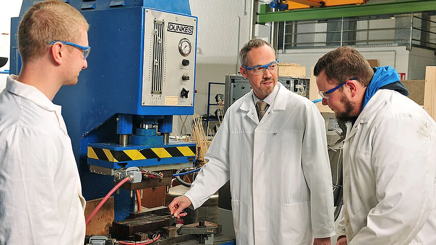 Werkstatt - Personen an technischem Gerät