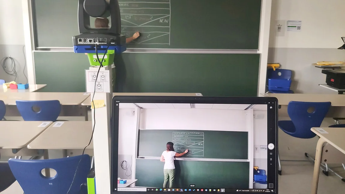 Digitale Vorlesung mit grüner Tafel