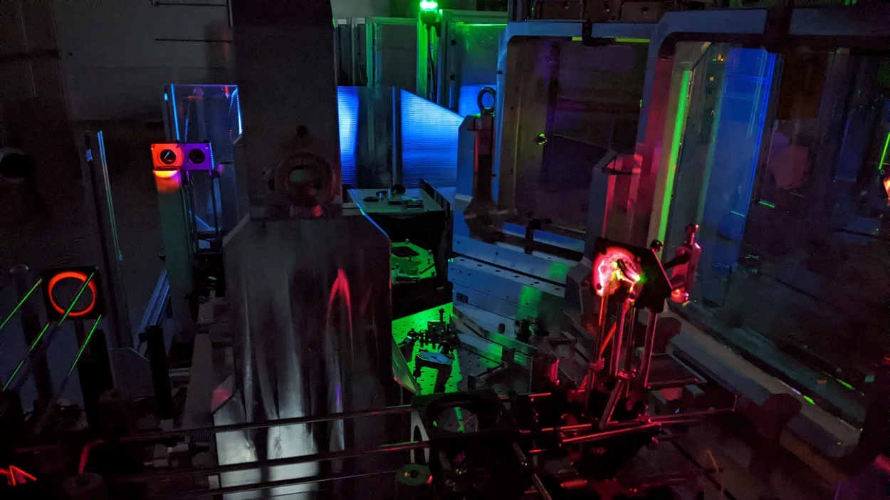 Versuchsaufbau, der grün, rot und blau leuchtet