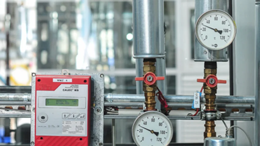 Zu sehen ist ein Manometer in einem Heizungskeller.