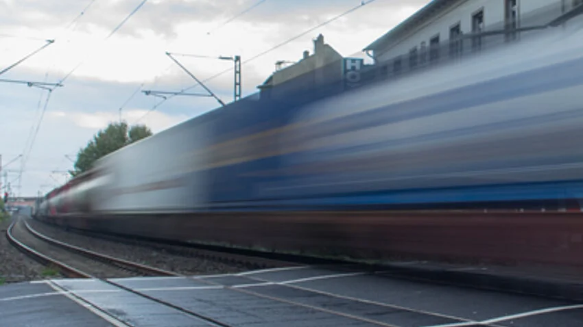 Ein vorbeirasender Zug in verschwommener Ansicht.
