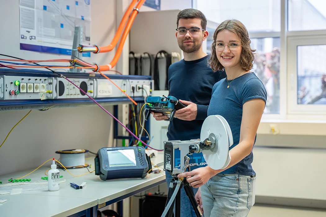zwei Personen in einem Labor der TH Bingen