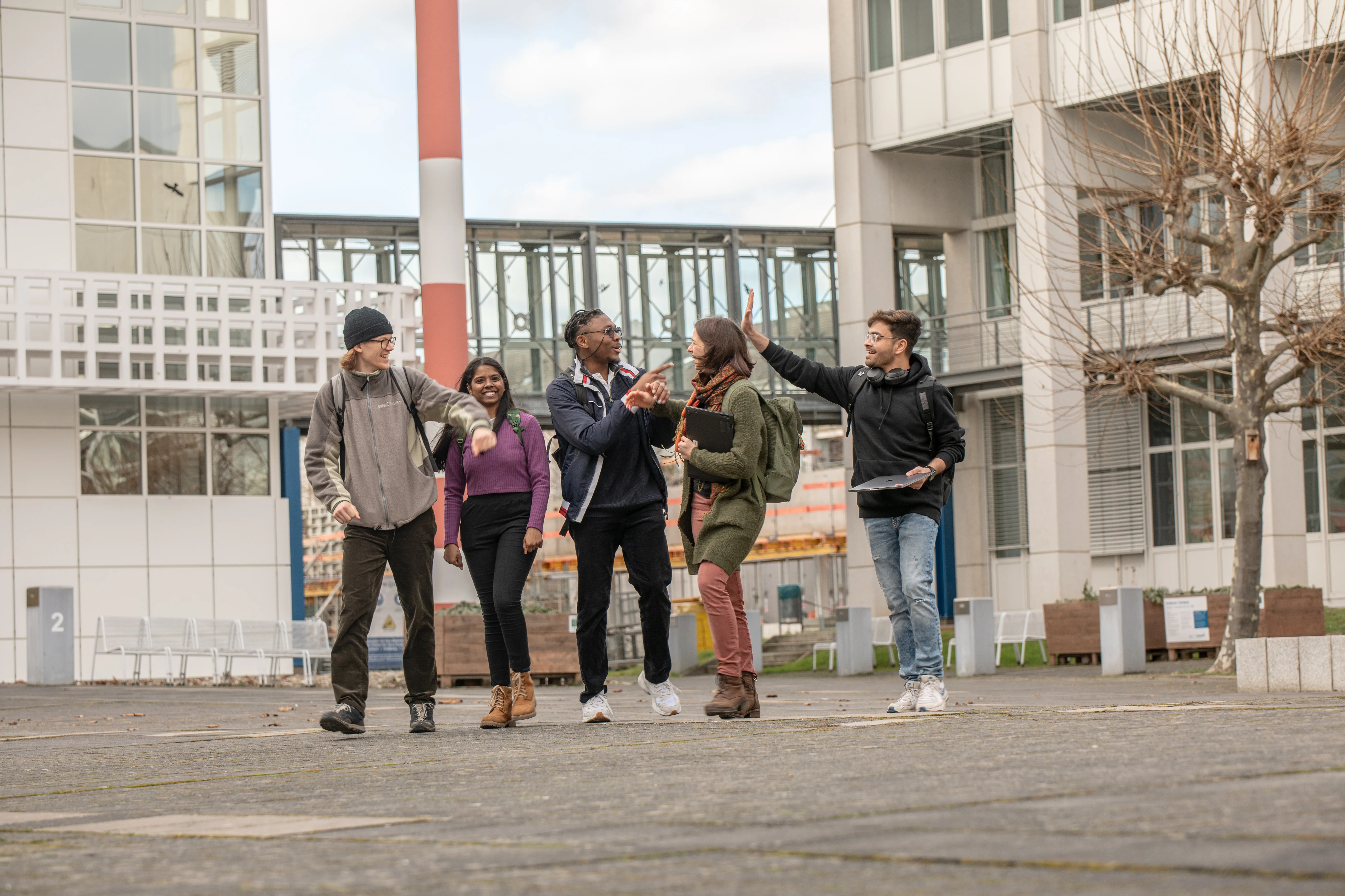 Studierende auf dem Innenhof des TH Bingen Campus